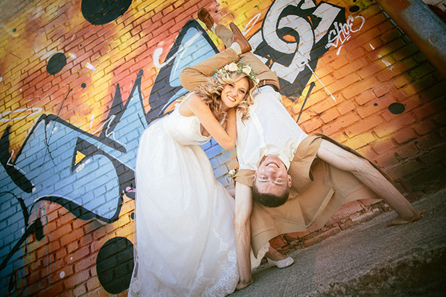 задорная рустикальная свадьба, жених и невеста