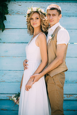 кзадорная рустикальная свадьба, жениха и невеста