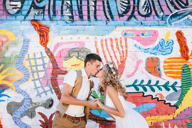 задорная рустикальная свадьба, жених и невеста