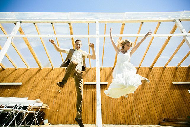 задорная рустикальная свадьба, жених и невеста