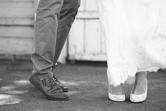 задорная рустикальная свадьба, туфли жениха и невесты