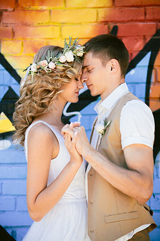 кзадорная рустикальная свадьба, жених и невеста