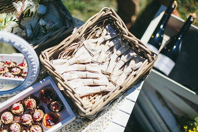 задорная рустикальная свадьба, бабочки друзей жениха