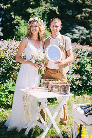 кзадорная рустикальная свадьба, жених и невеста