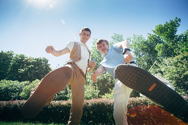 задорная рустикальная свадьба, жених с другом