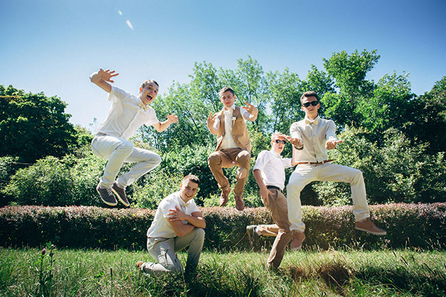 задорная рустикальная свадьба, друзья жениха