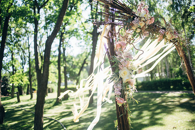 задорная рустикальная свадьба, свадебная арка