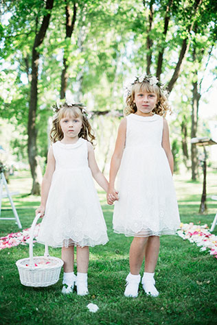 задорная рустикальная свадьба, цветочные девочки