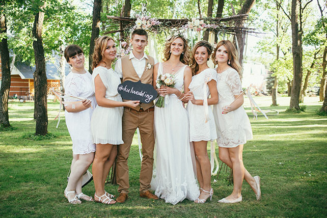 задорная рустикальная свадьба, жених и невеста с гостями