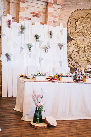 кзадорная рустикальная свадьба, стол молодоженов