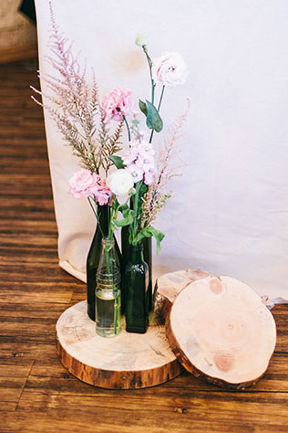 задорная рустикальная свадьба, винные бутылки в декоре