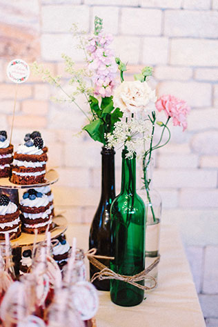 кзадорная рустикальная свадьба, бутылки в декоре