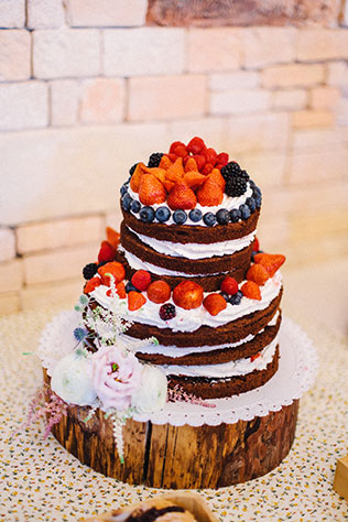 кзадорная рустикальная свадьба, торт с открытыми коржами