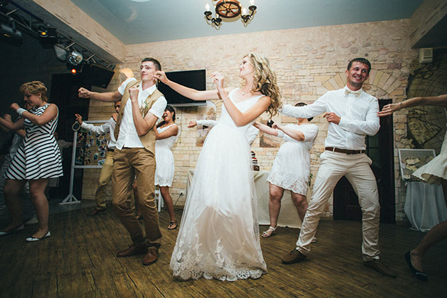 задорная рустикальная свадьба, массовый танец
