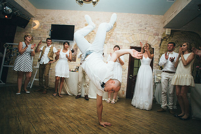 задорная рустикальная свадьба, массовый танец