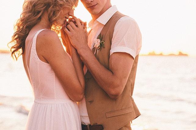 задорная рустикальная свадьба, жених и невеста