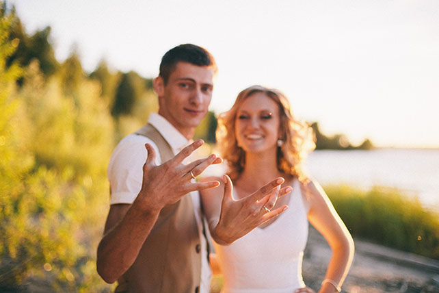 задорная рустикальная свадьба, жених и невеста