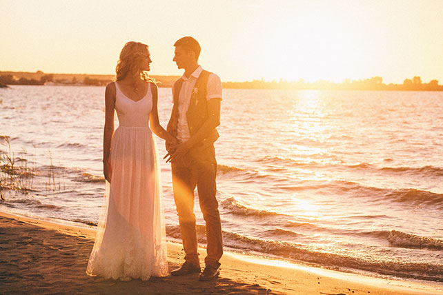 задорная рустикальная свадьба, жених и невеста