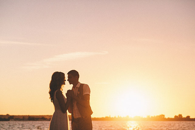 задорная рустикальная свадьба, жених и невеста