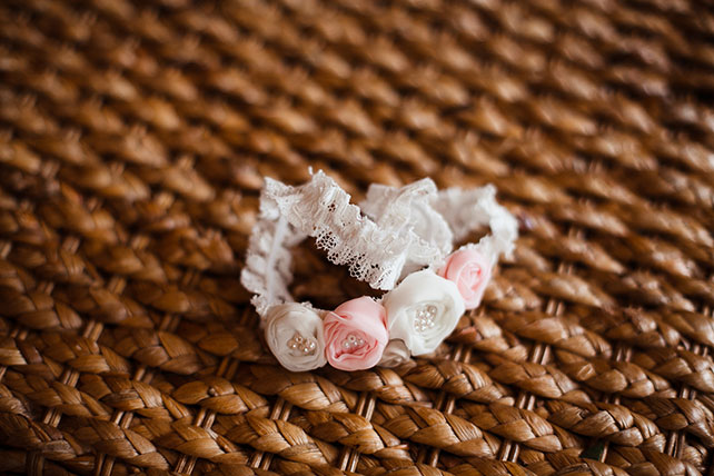 загородная свадьба, подвязка невесты