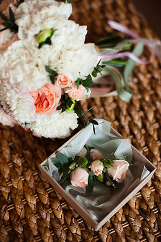 загородная свадьба, букет невесты и бутоньерки