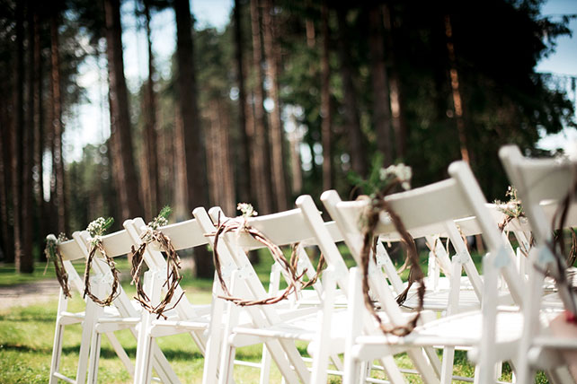 загородная свадьба, церемония, декор стульев