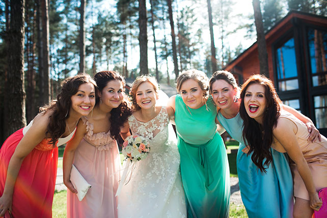 загородная свадьба, невеста с подружками