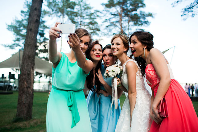 загородная свадьба, невеста с подружками