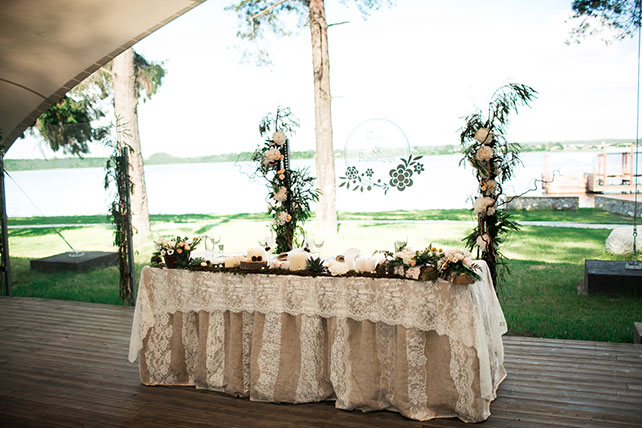 загородная свадьба, стол молодоженов
