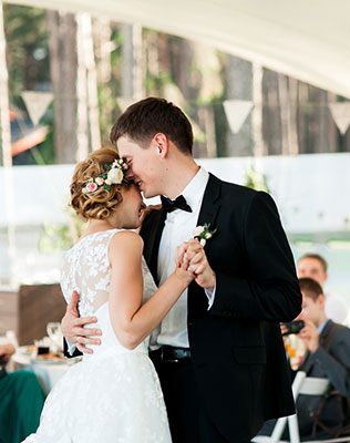 загородная свадьба, танец молодоженов