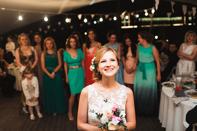 загородная свадьба, невеста бросает букет