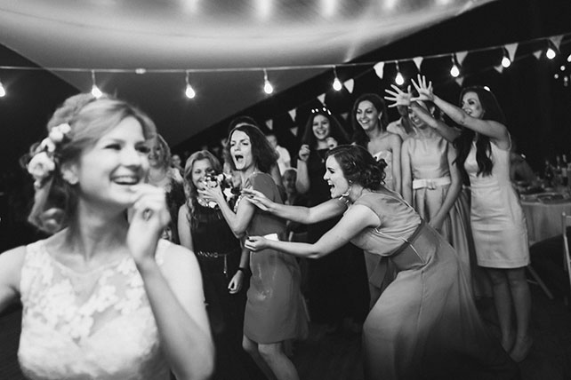 загородная свадьба, невеста бросает букет