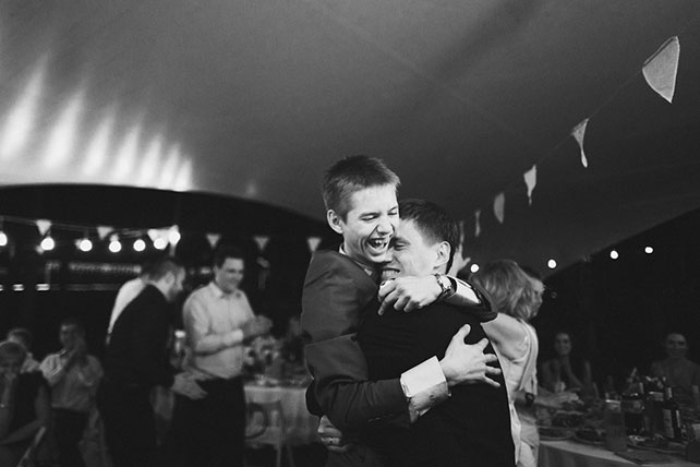 загородная свадьба, жених бросает подвязку