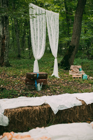 Зелёная свадьба в стиле рустик, свадебная арка из тюли