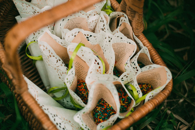 Зелёная свадьба в стиле рустик, кульки с цветным рисом в корзине