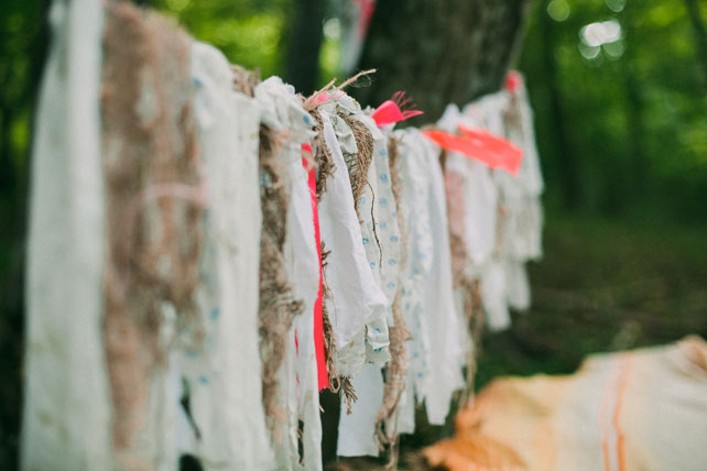 Зелёная свадьба в стиле рустик, декор лентами