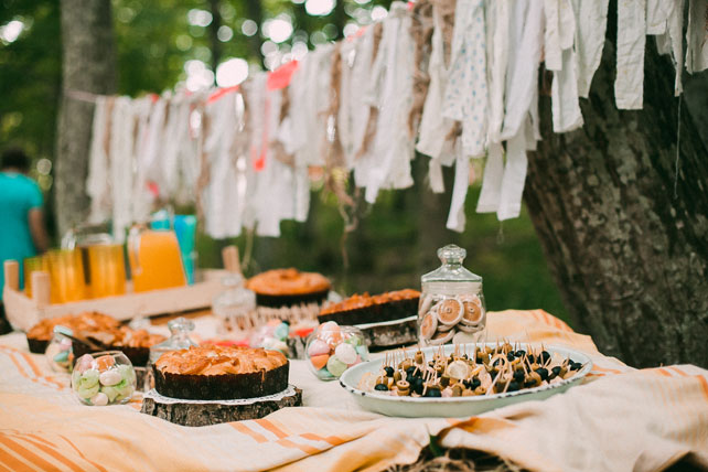 Зелёная свадьба в стиле рустик, стол с закусками