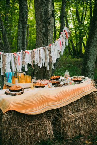 Зелёная свадьба в стиле рустик, стол с закусками