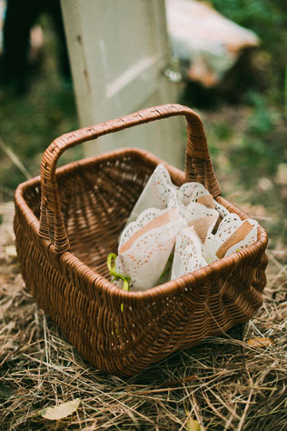 Зелёная свадьба в стиле рустик, корзина для кульков с рисом