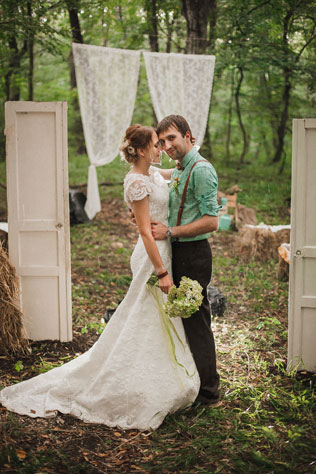 Зелёная свадьба в стиле рустик, жених и невеста