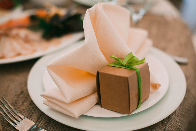 Зелёная свадьба в стиле рустик, бонбоньерки