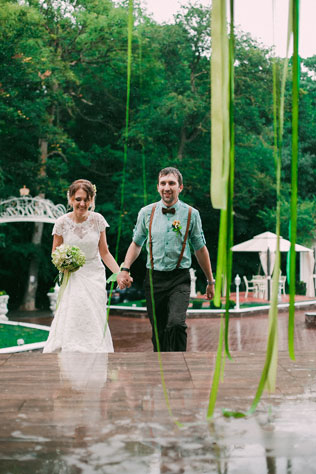 Зелёная свадьба в стиле рустик, жених и невеста