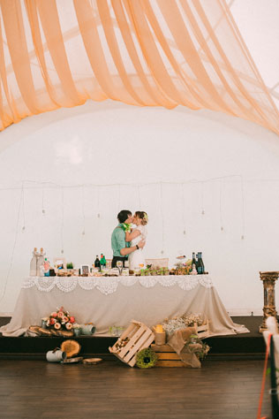 Зелёная свадьба в стиле рустик, жених и невеста