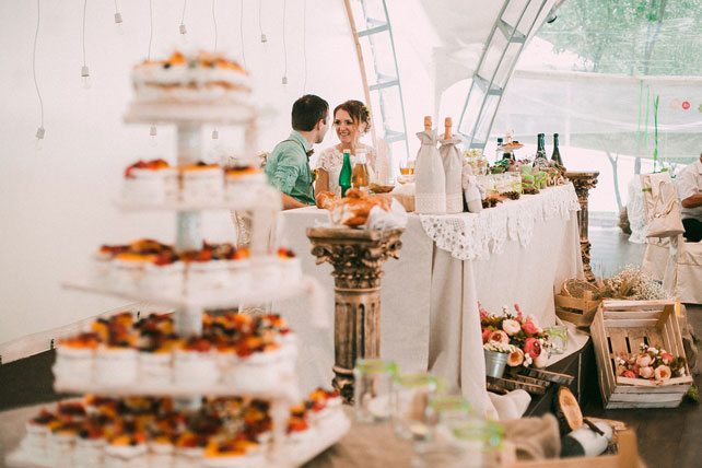 Зелёная свадьба в стиле рустик, жених и невеста