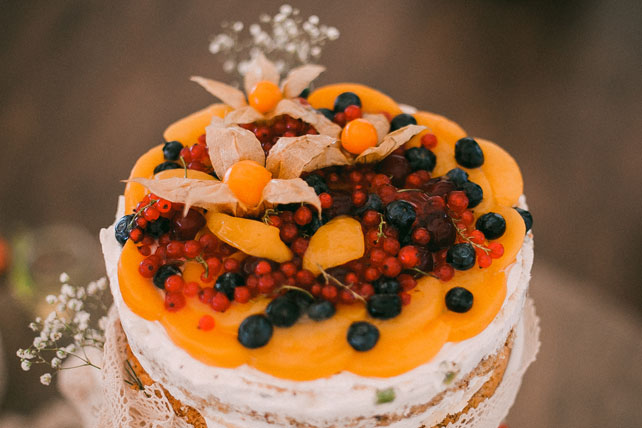 Зелёная свадьба в стиле рустик, свадебный торт с ягодами