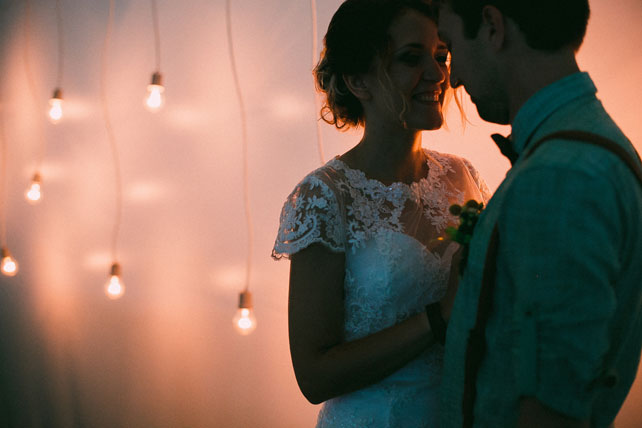 Зелёная свадьба в стиле рустик, жених и невеста