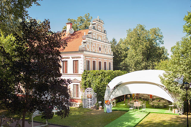 Зелёно-розовая свадьба Вадима и Катерины, место торжества, дом в европейском стиле