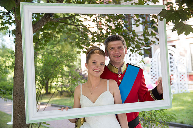 Зелёно-розовая свадьба Вадима и Катерины, фотосессия жениха и невесты с рамкой от картины