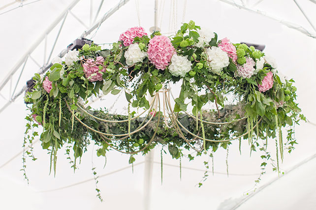 Зелёно-розовая свадьба Вадима и Катерины, декор места торжества, люстра из цветов