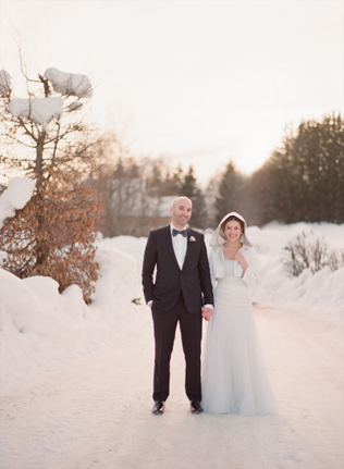 Жених и невеста на прогулке